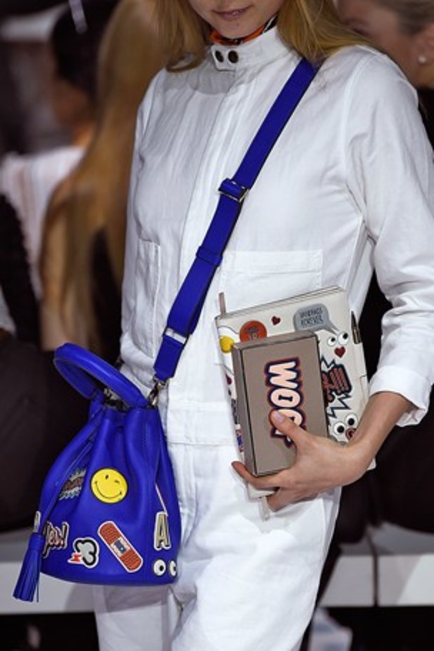 "الحقائب أيضاً لها مشاعر" في عرض Anya Hindmarch