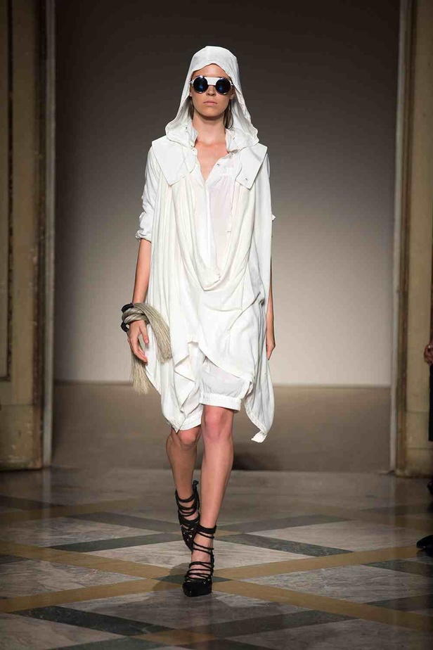 السفر تحت سحابة ربيع NICHOLAS K