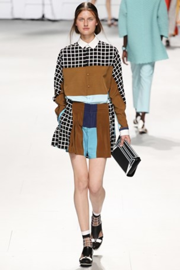 لمسات عصرية ومضلّعة في عرض  ISSEY MIYAKE