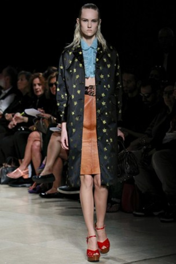 معاطف جلدية وسترات قصيرة في عرض  Miu Miu