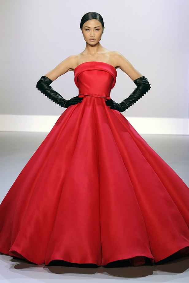 Ralph & Russo مجموعة حالمة تعيدنا الى العصر الذهبي