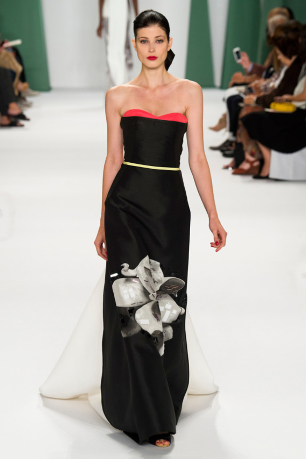 كارولينا هيريرا تنعش الصيف بأرقى الألوان والأزهار