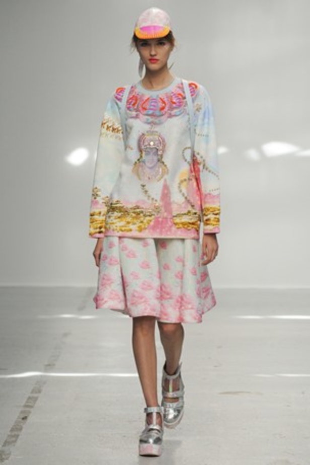 ورود ونقوش ملكية تحاكي مجموعة MANISH ARORA