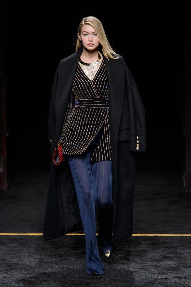 حقبة السبعينات تعجّ بالألوان في مجموعة Balmain