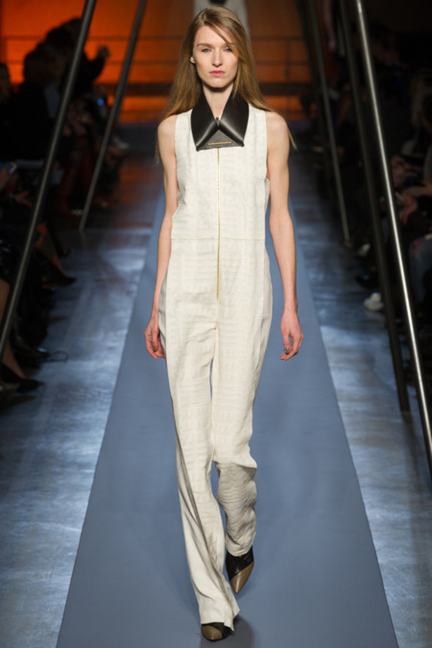 Roland Mouret خريف غير عادي بالأحمر 