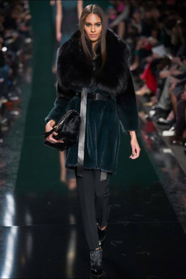 Elie Saab... الوصفة السحرية لأناقة السهرات