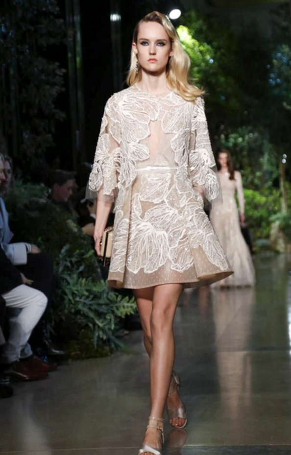 Elie Saab يمنح سندريلا سحر شهرزاد