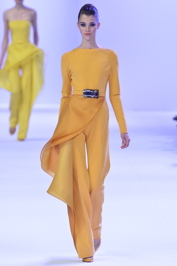 Stéphane Rolland أناقة الاصفر ورقيّ الابيض