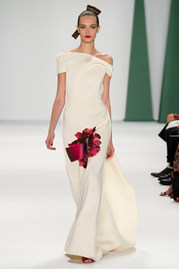 كارولينا هيريرا تنعش الصيف بأرقى الألوان والأزهار