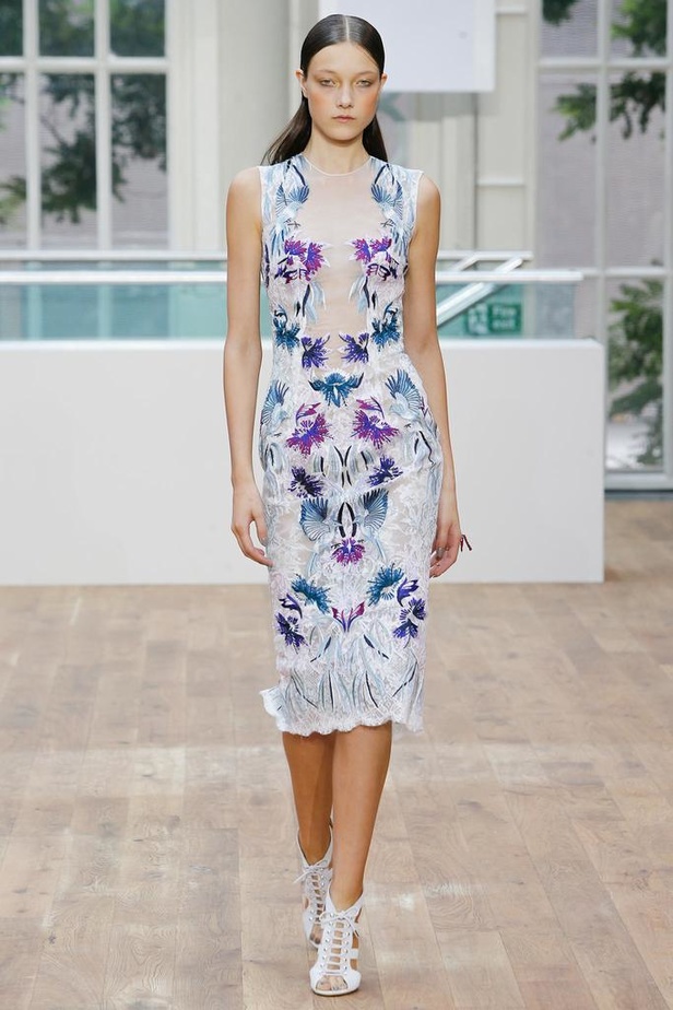 القصات المستقيمة تحمل توقيع جوليان ماكدونالد