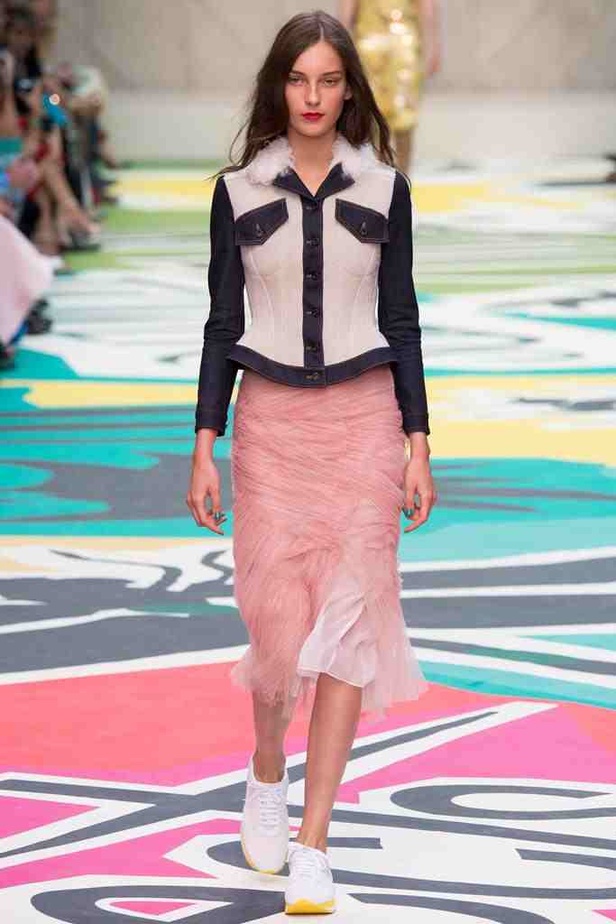 الطيور والنحل أعلى زهور BURBERRY PRORSUM