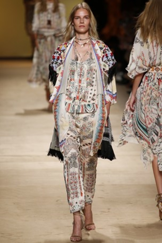 تصاميم Etro تحاكي المرأة العصرية والغجرية