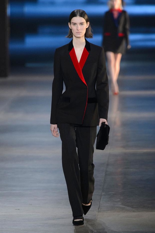 Christopher Kane يعشق الفساتين المنقوشة بجلد التمساح