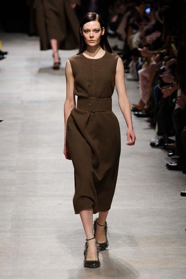 تصاميم دافئة وباريسية في عرض  Rochas