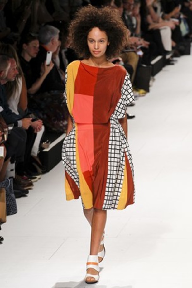 لمسات عصرية ومضلّعة في عرض  ISSEY MIYAKE