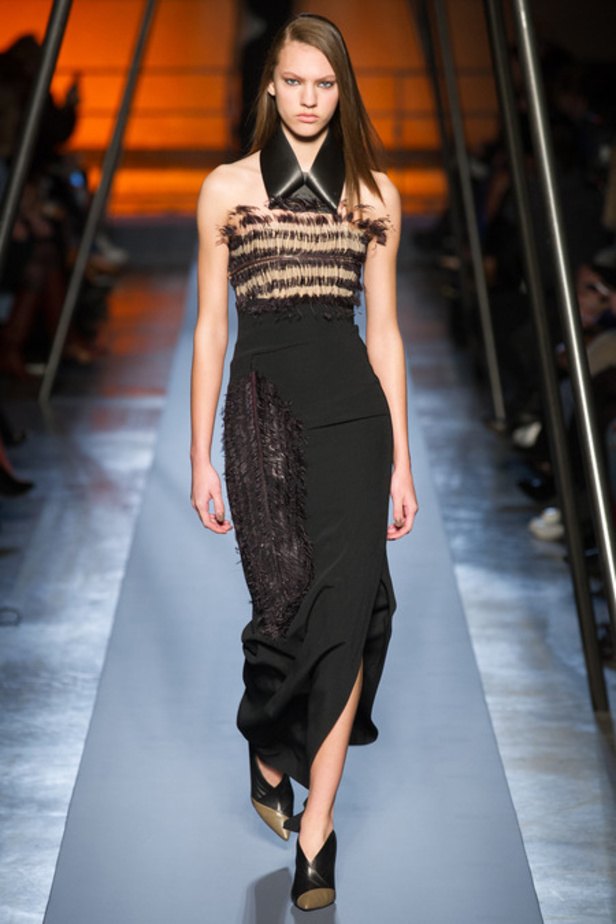 Roland Mouret خريف غير عادي بالأحمر 