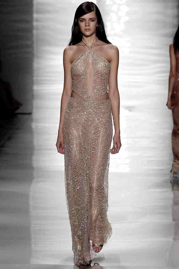 REEM ACRA تغزل الأنوثة بخيوط رومانسية