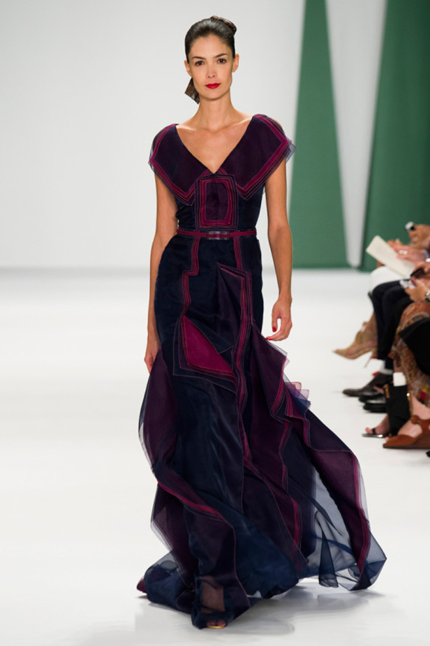 كارولينا هيريرا تنعش الصيف بأرقى الألوان والأزهار