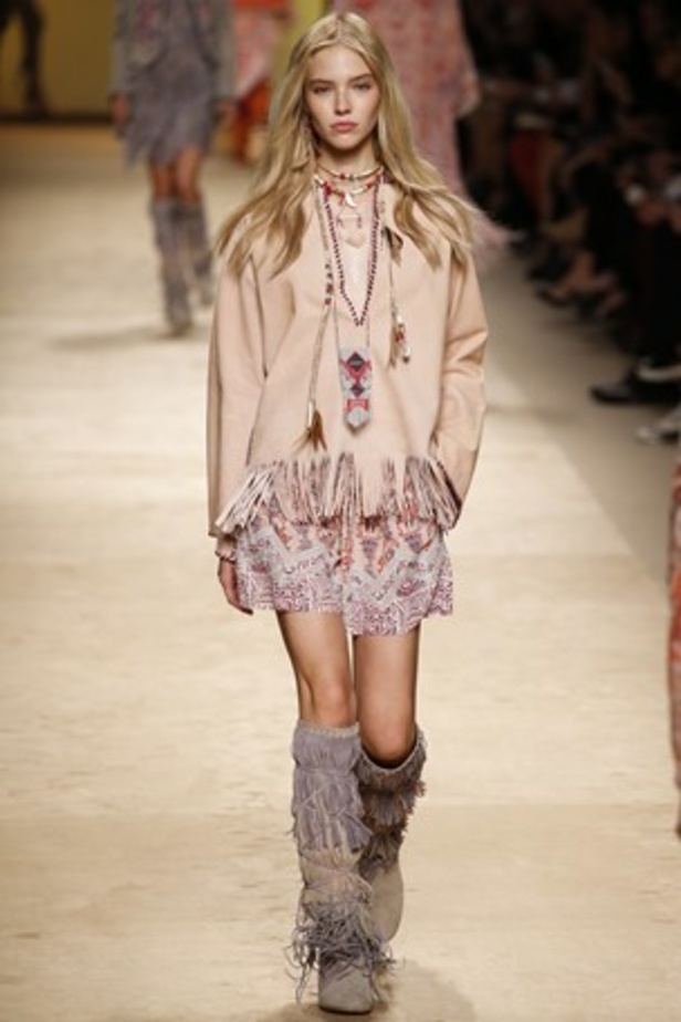 تصاميم Etro تحاكي المرأة العصرية والغجرية