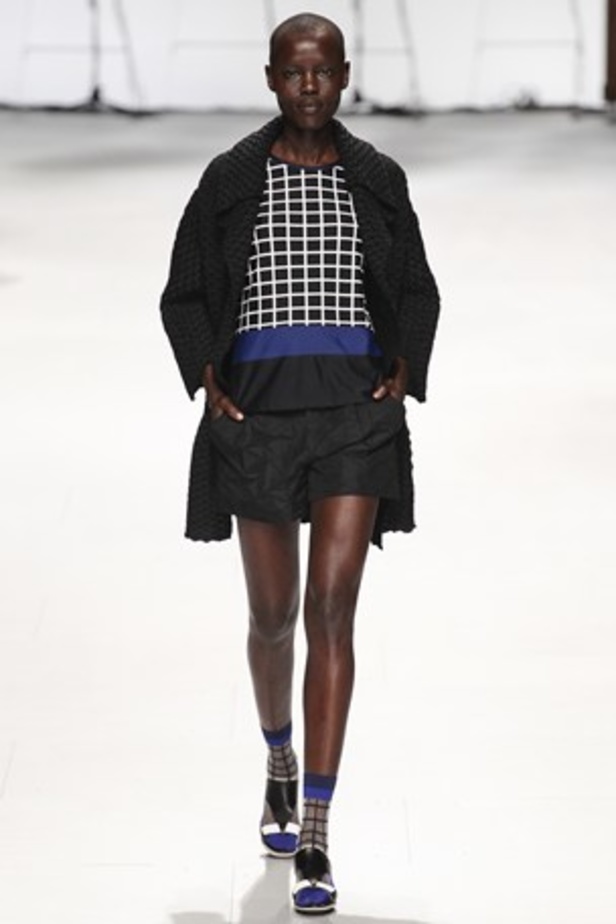 لمسات عصرية ومضلّعة في عرض  ISSEY MIYAKE