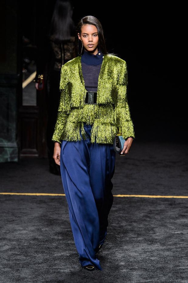 حقبة السبعينات تعجّ بالألوان في مجموعة Balmain