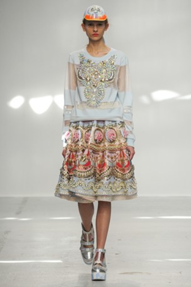 ورود ونقوش ملكية تحاكي مجموعة MANISH ARORA