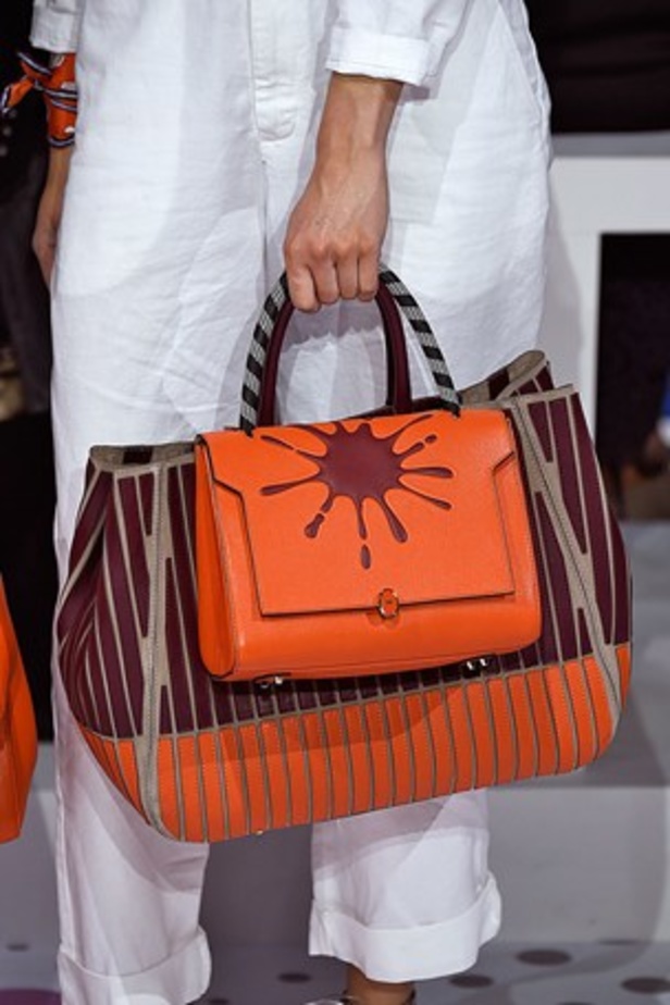 "الحقائب أيضاً لها مشاعر" في عرض Anya Hindmarch