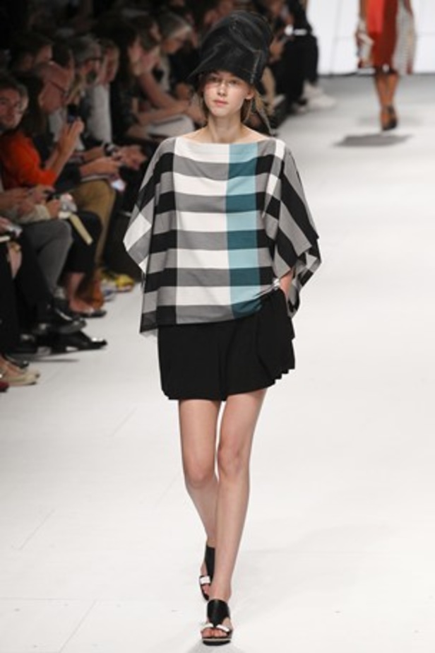 لمسات عصرية ومضلّعة في عرض  ISSEY MIYAKE