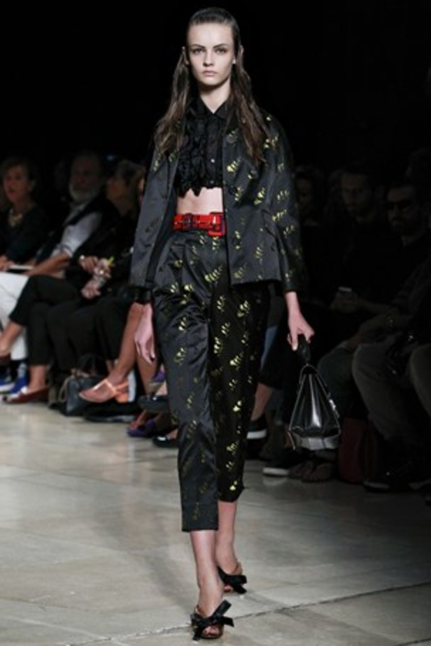 معاطف جلدية وسترات قصيرة في عرض  Miu Miu