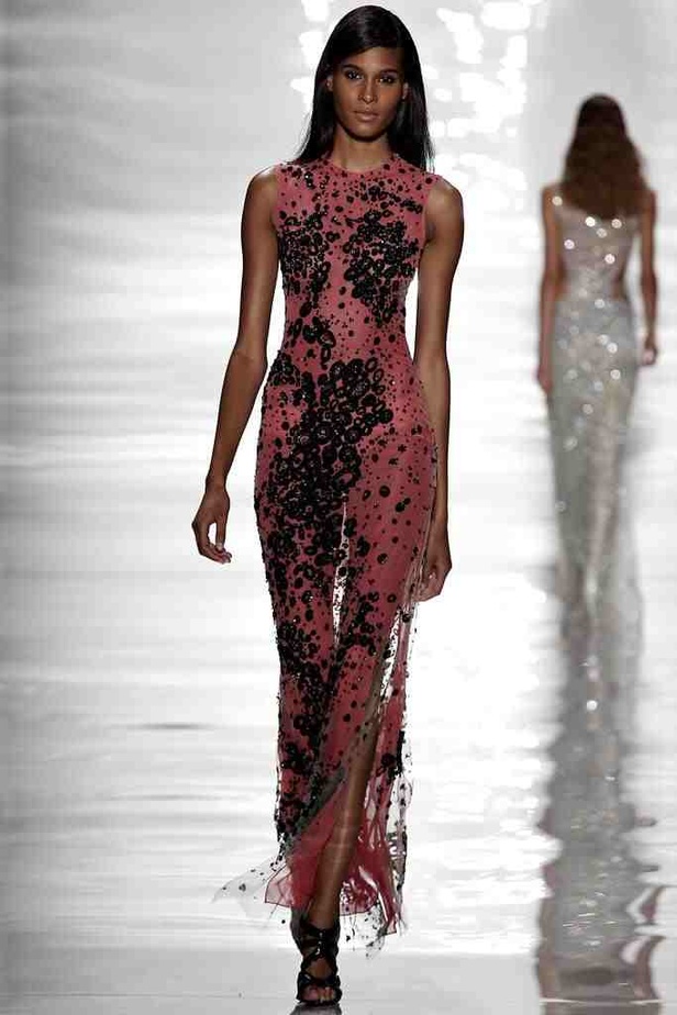 REEM ACRA تغزل الأنوثة بخيوط رومانسية