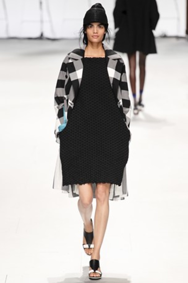 لمسات عصرية ومضلّعة في عرض  ISSEY MIYAKE