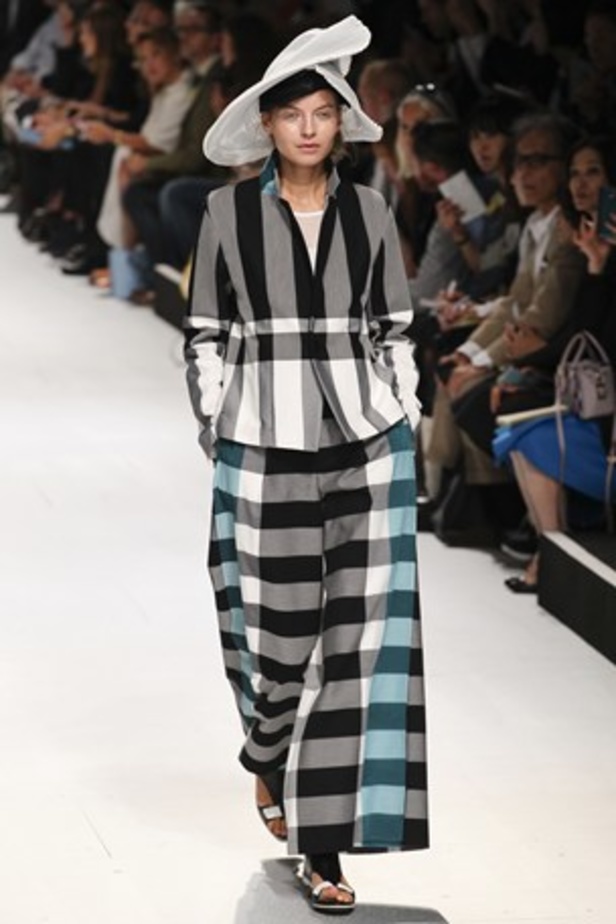 لمسات عصرية ومضلّعة في عرض  ISSEY MIYAKE