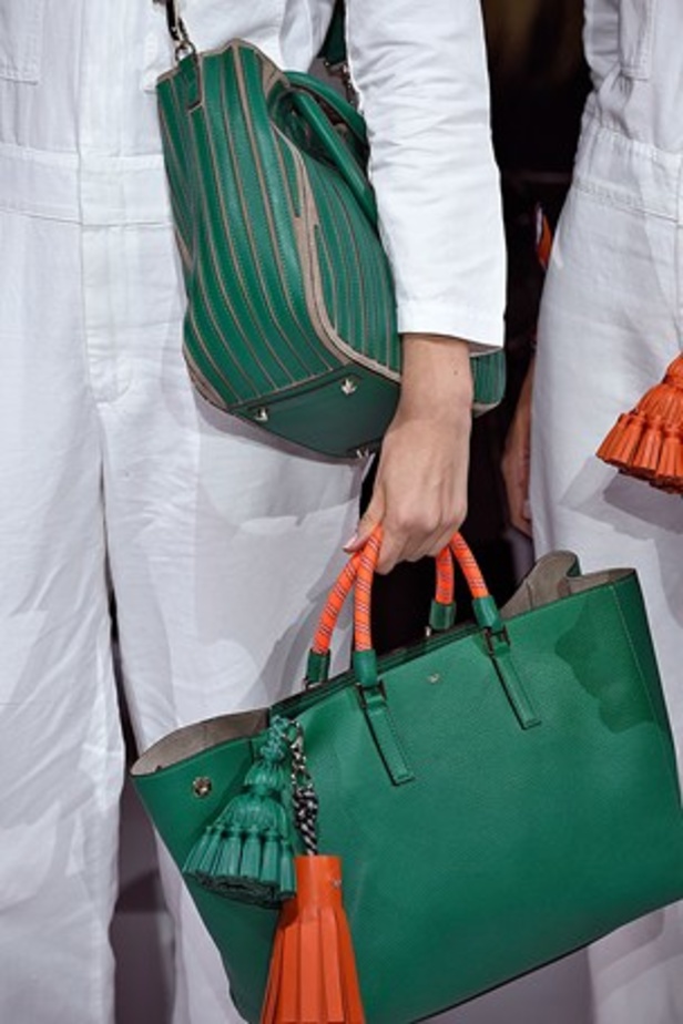 "الحقائب أيضاً لها مشاعر" في عرض Anya Hindmarch
