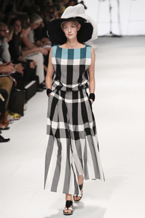 لمسات عصرية ومضلّعة في عرض  ISSEY MIYAKE