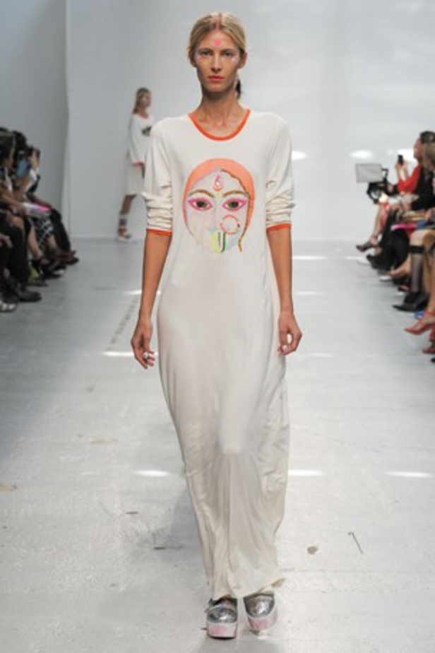 ورود ونقوش ملكية تحاكي مجموعة MANISH ARORA