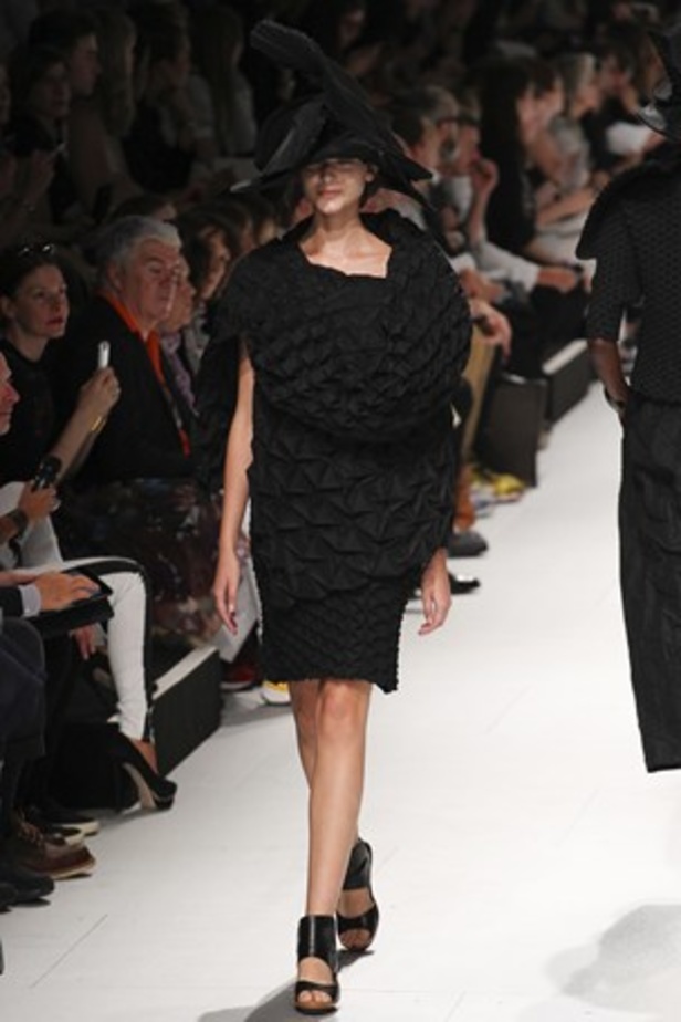 لمسات عصرية ومضلّعة في عرض  ISSEY MIYAKE