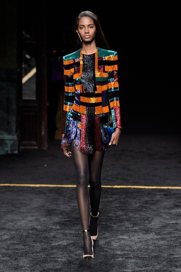 حقبة السبعينات تعجّ بالألوان في مجموعة Balmain