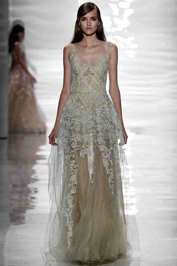 REEM ACRA تغزل الأنوثة بخيوط رومانسية
