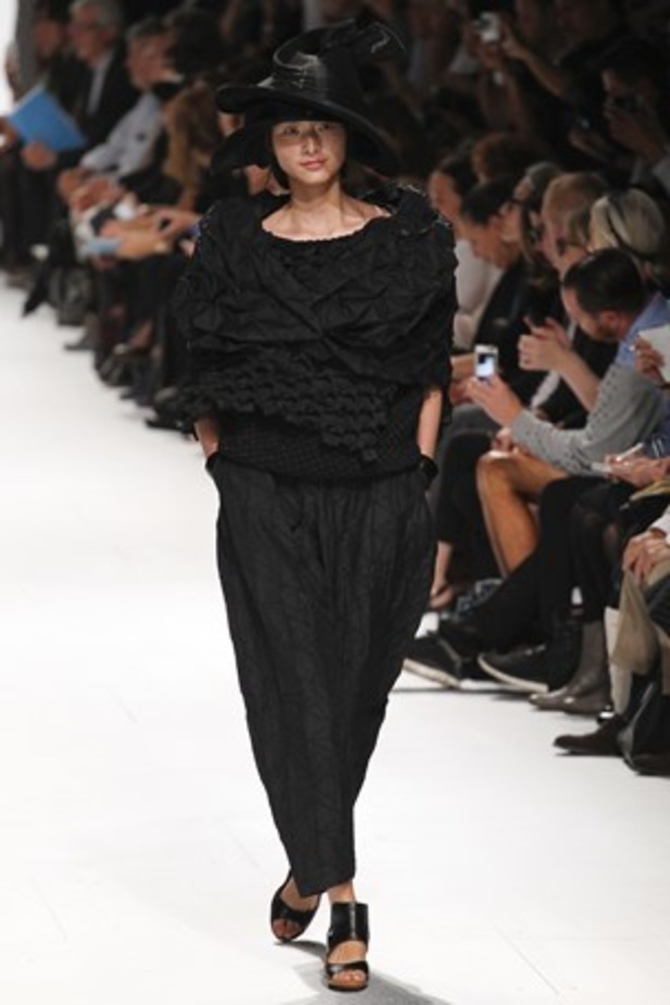 لمسات عصرية ومضلّعة في عرض  ISSEY MIYAKE