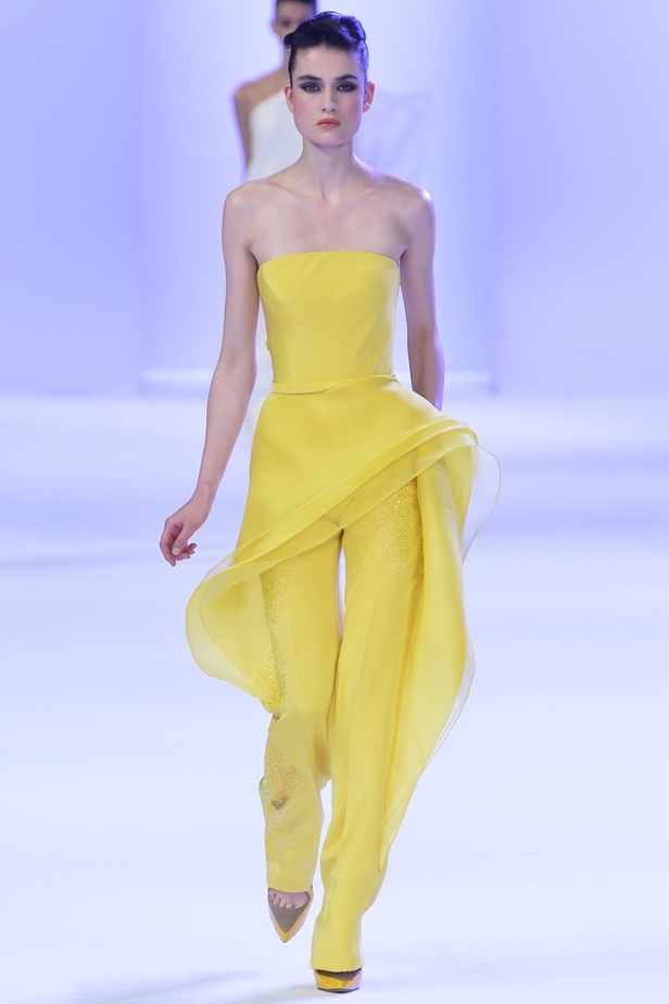 Stéphane Rolland أناقة الاصفر ورقيّ الابيض