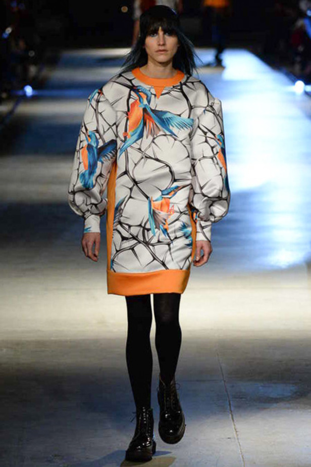 أزياء Giles... تفاصيل صغيرة تصنع الدهشة