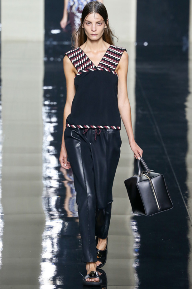 "كريستوفر كان" يبتعد عن الألوان القوية والنيون