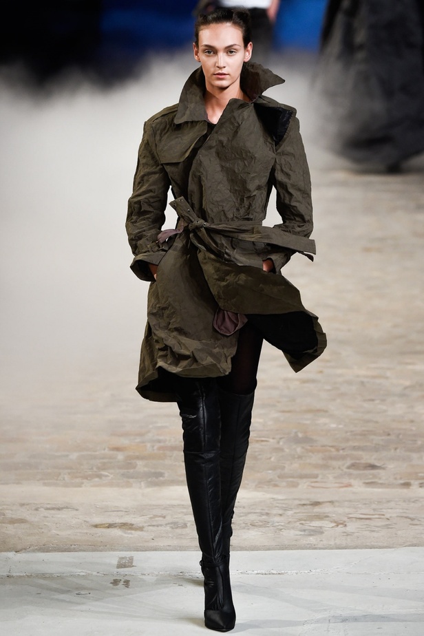 غيوم سوداء تتلبد في ربيع A.F. Vandevorst