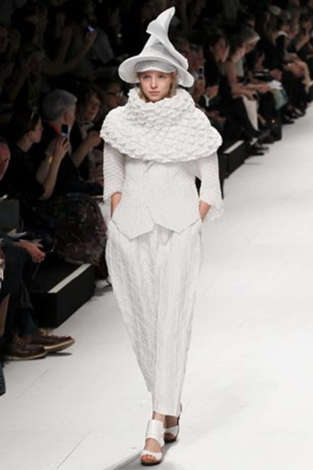 لمسات عصرية ومضلّعة في عرض  ISSEY MIYAKE