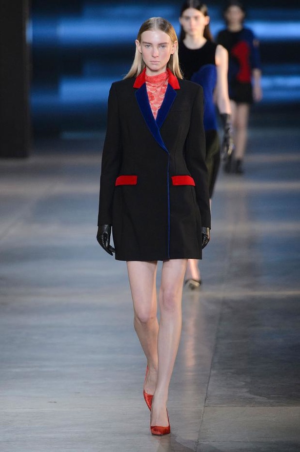 Christopher Kane يعشق الفساتين المنقوشة بجلد التمساح