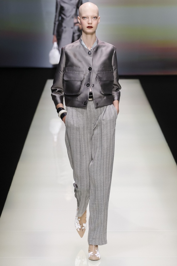 Emporio Armani يُحيي موضة البرمودا والقصّات الذكورية