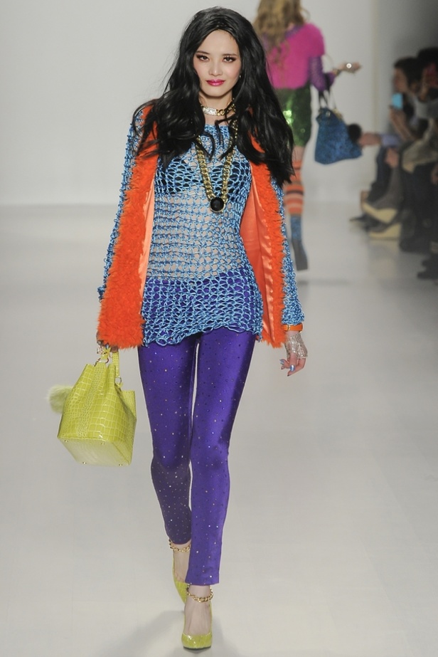 أجواء الثمانينيات في عرض Betsey Johnson