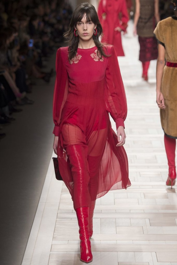 ازياء مزينة بالفرو الفاخر والزهور تسيطر على مجموعة fendi لخريف وشتاء 2018