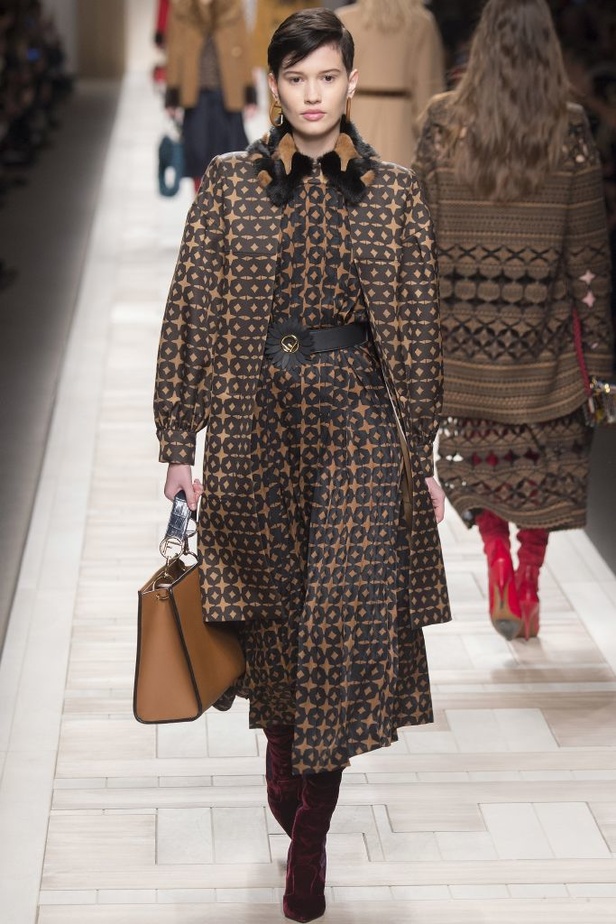 ازياء مزينة بالفرو الفاخر والزهور تسيطر على مجموعة fendi لخريف وشتاء 2018
