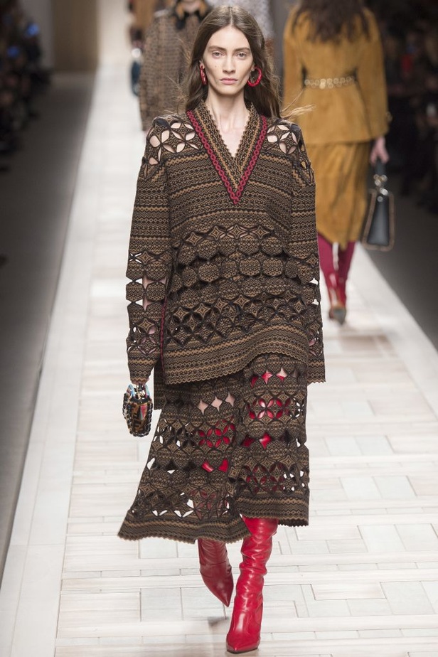 ازياء مزينة بالفرو الفاخر والزهور تسيطر على مجموعة fendi لخريف وشتاء 2018